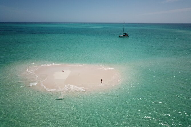 5 Night Ningaloo Reef Ningaloo Escape from Coral Bay - Price and value at $3,586.22 per person for a max-10 reef cruise
