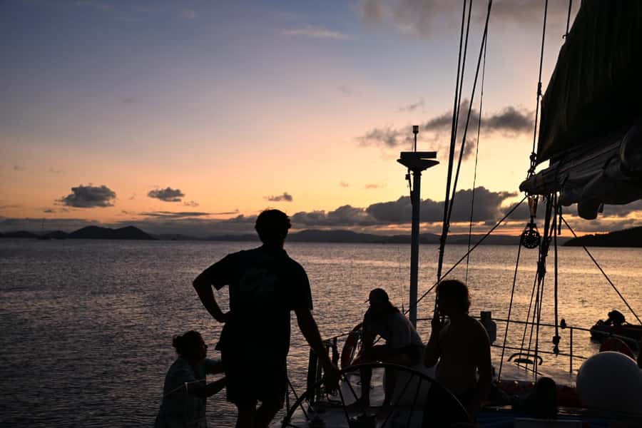 Airlie Beach: 2-Night Whitsundays Sailing Trip with Meals - Ocean after dark: underwater blue lights and real stargazing