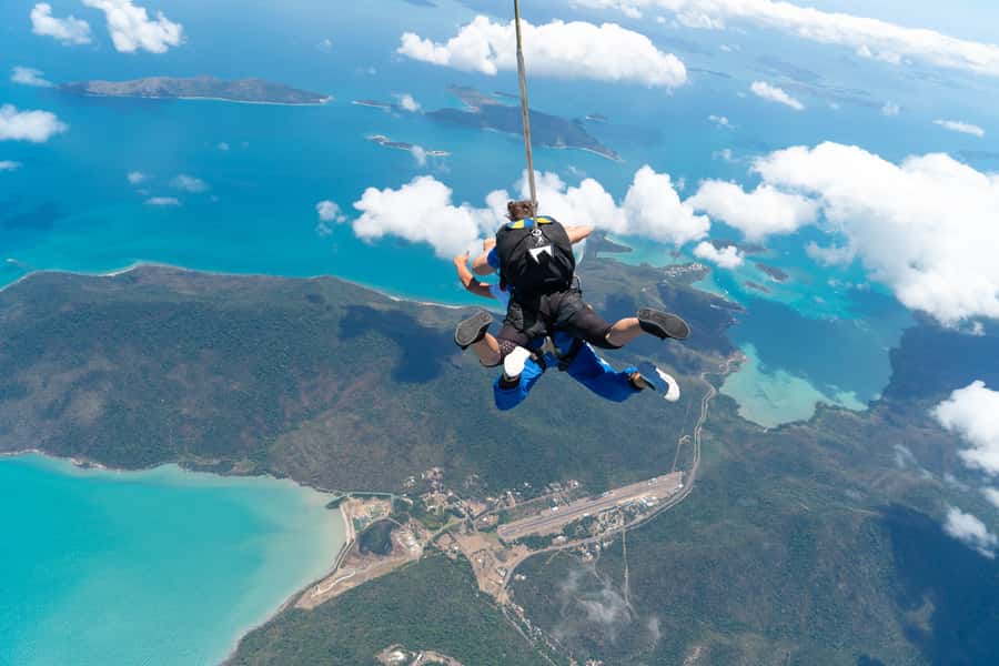 Airlie Beach: Tandem Skydive over the Whitsundays - Up to 15,000 Feet: Scenic Flight and the Exit Moment