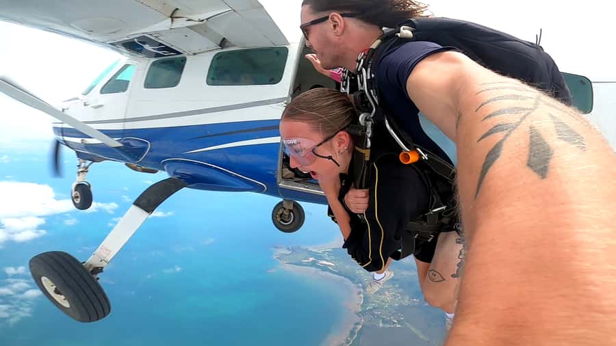 Airlie Beach: Tandem Skydiving Experience with Beach Landing - From Wisdom Cafe to the Aircraft: How the Day Actually Runs