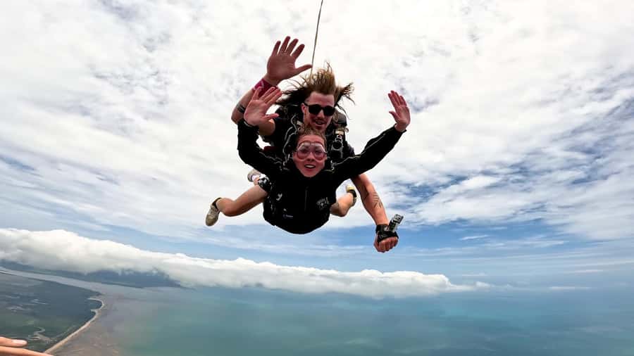 Airlie Beach: Tandem Skydiving Experience with Beach Landing - Up to 15,000 Feet: Freefall Speed and Whitsundays Views