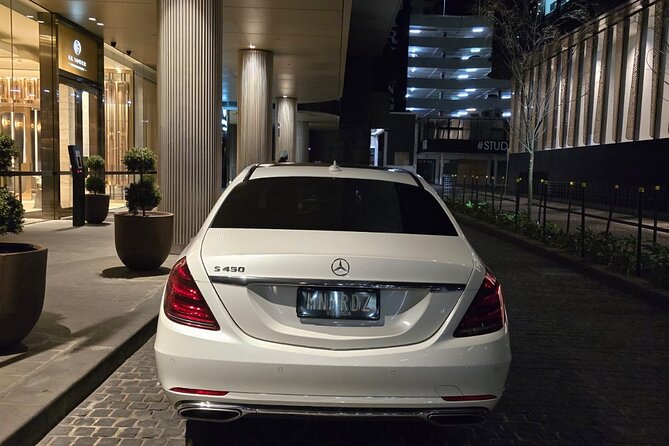 Airport Transfers - Chauffeur Car & Limo Services of Melbourne - The ride experience: AC, bottled water, charging, and city talk