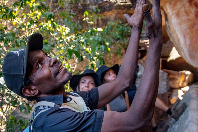 Arnhem Land Yingana Injalak Hill Full Day Tour from Jabiru - Injalak Arts and Crafts Centre: A Stop You Shouldn’t Treat Like a Museum