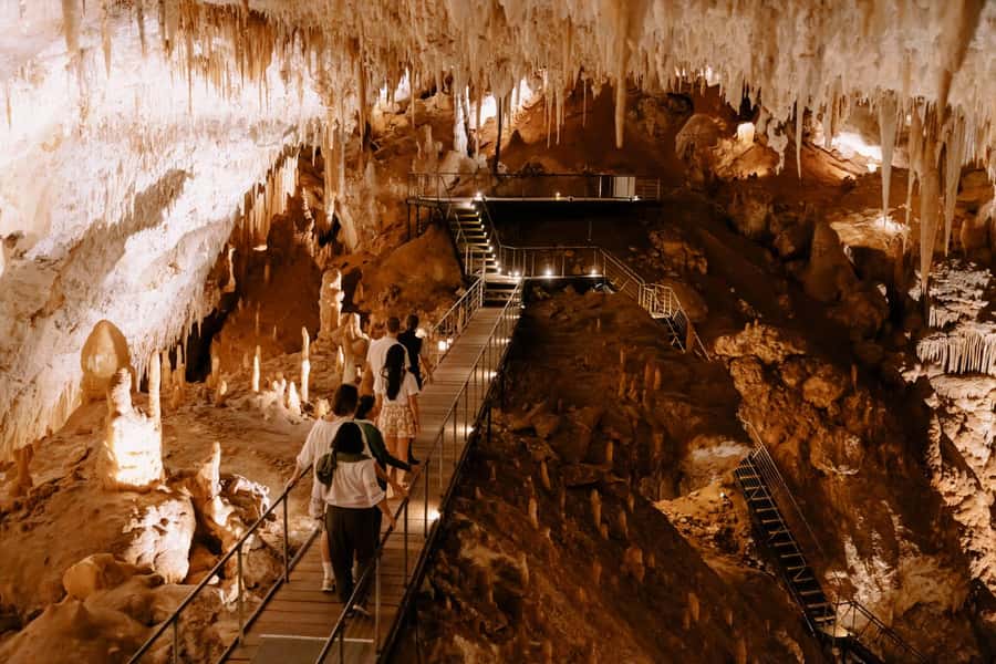 Augusta: Jewel Cave Fully-Guided Tour - The 1-hour guided flow through three massive chambers
