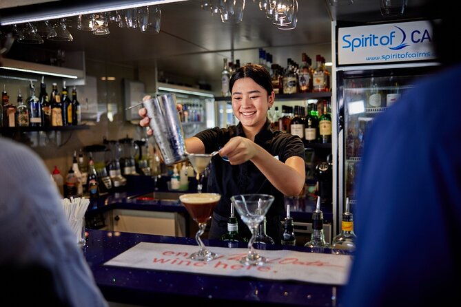 Cairns Catamaran Harbour and Dinner Cruise - Drinks and entertainment: welcome sip, licensed bar, and music volume matters
