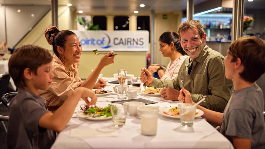 Cairns: Spirit of Cairns Dinner Cruise - Live music from Sunday to Thursday: a nice add-on, not a distraction