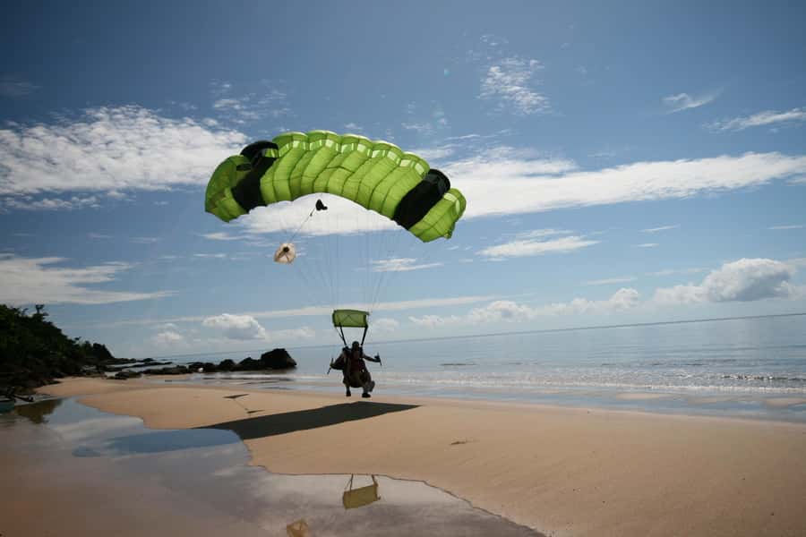 Cairns: Tandem Skydive - Training and safety: the part that makes first-time jumpers breathe easier