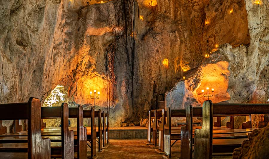 Capricorn Caves, Australia: 45-Minute Cathedral Cave Tour - Walking the zig-zag route and crossing the suspension bridge