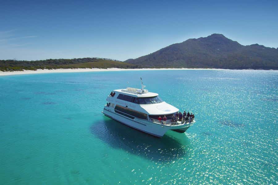 Coles Bay: Wineglass Bay Adults-Only Cruise with Lunch - From Jetty Rd to the Freycinet coastline: your morning start