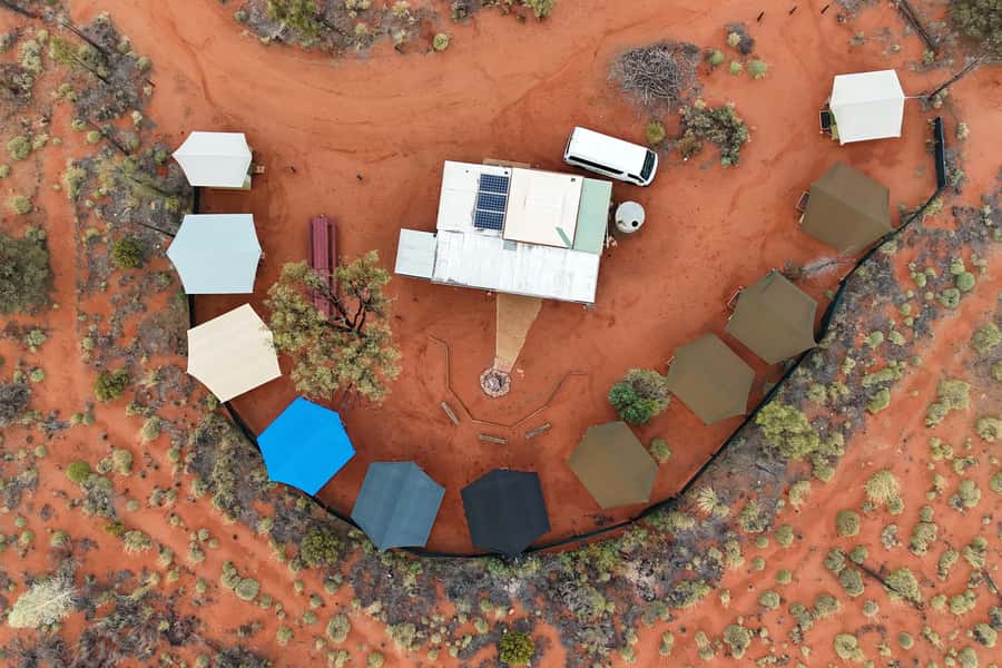 From Alice Springs/Yulara: 2 Day Uluru Kata Tjuta Rock Tour - Dinner, camp setup, and sleeping choices at the Uluru outback campsite