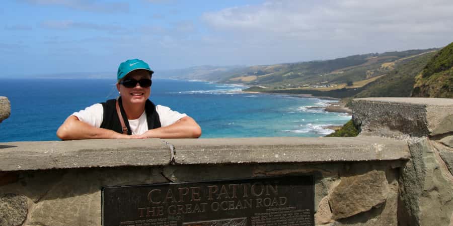 From Melbourne: Great Ocean Road & 12 Apostles Full-Day Tour - Memorial Arch and Apollo Bay: morning tea meets lunch-on-your-own