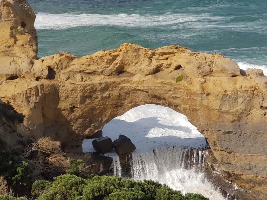 From Melbourne: Ultimate 2-Day Great Ocean Road Tour - Split Point Lighthouse and the Memorial Arch: the road’s big story in short form