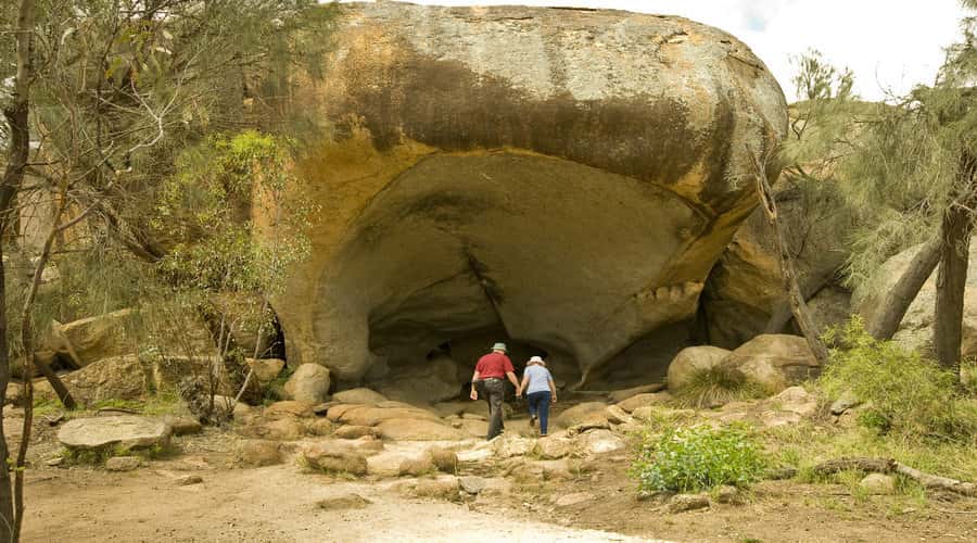 From Perth: Wave Rock, York and Aboriginal Cultural Tour - Wave Rock on foot: time limits, climbs, and the fly factor