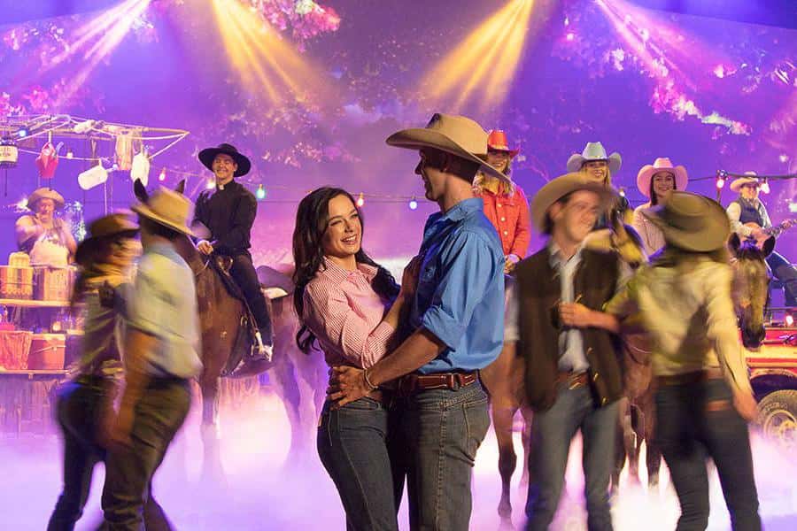 Gold Coast: Australian Outback Spectacular Dinner & Show - Photos, small distractions, and how to keep your focus on the show