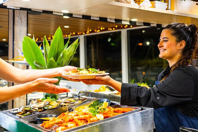 Gold Coast Buffet Dinner Sightseeing Cruise - Entering The Cruise: Sea World, Main Beach, and the 7:00 PM Start