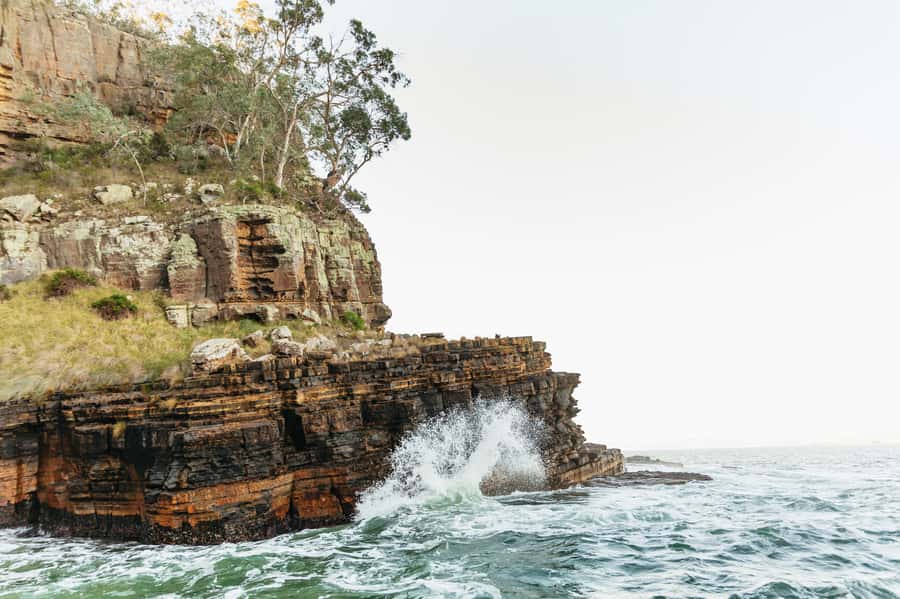 Hobart: 2.5-hour Iron Pot Lighthouse Cruise - Hope Beach and the Southern Ocean swell: when the coast feels alive
