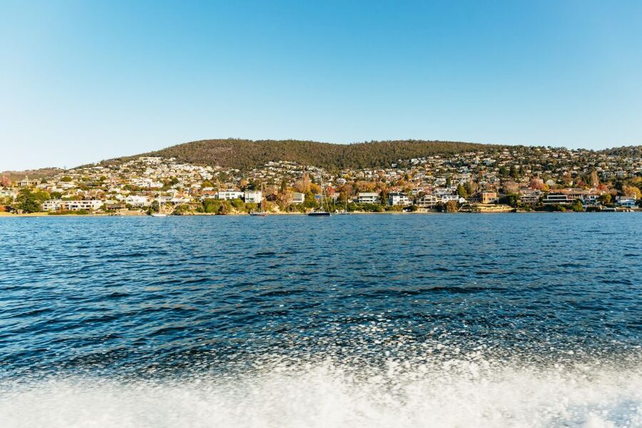 Hobart: 2.5-hour Iron Pot Lighthouse Cruise - Caves and secluded beaches: the stops that change the photos