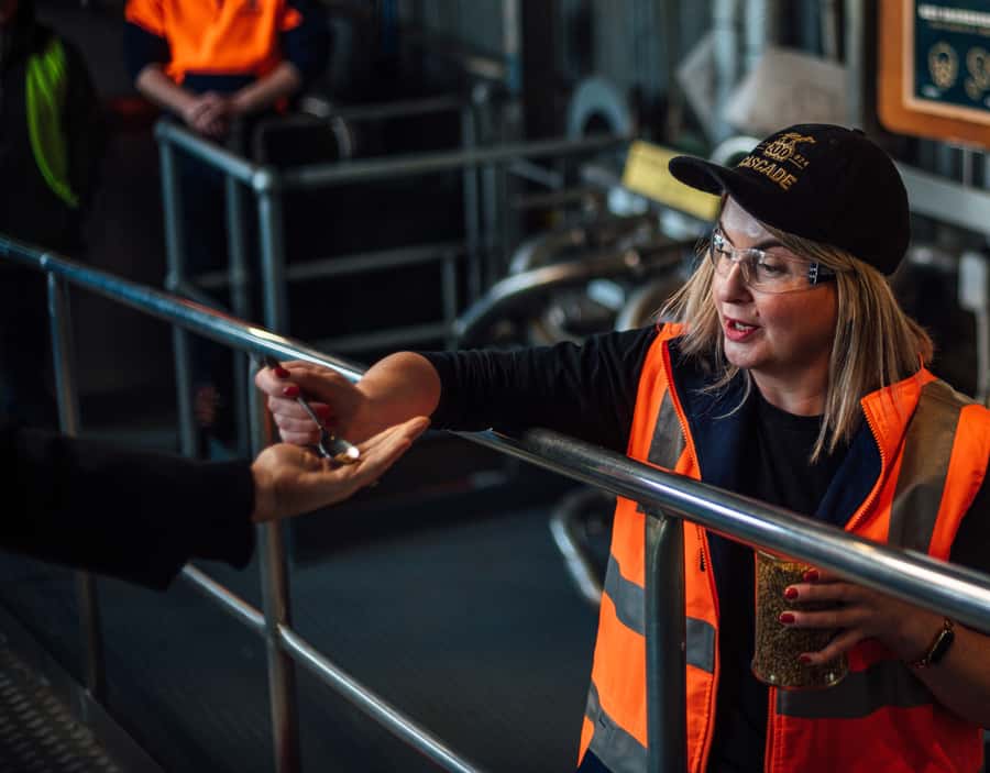 Hobart: Cascade Brewery Experience - Beer Paddle Time at the Cascade Tasting Bar