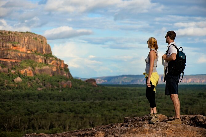 Kakadu National Park Wildlife & Ubirr Rock Art Tour from Darwin - Lunch stops and food planning: Corroboree Park Tavern and Bowali