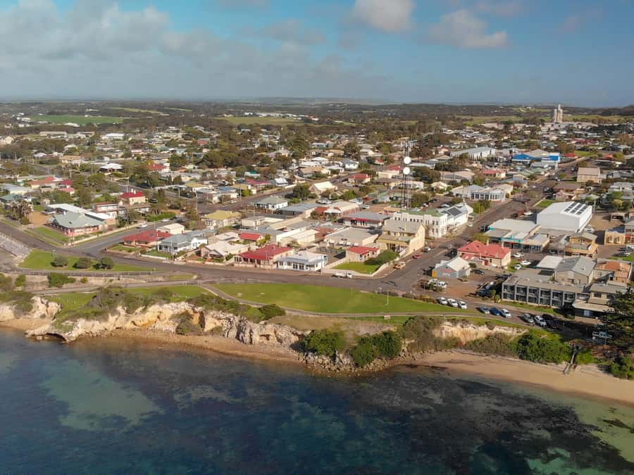 Kangaroo Island: Half-Day Tour Guided Coach Tour - Kingscote, the island’s main town and your lunch window