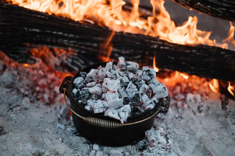 Longreach: Smithy's Outback Dinner and Show - How the Camp Oven Dinner Over Gidyea Coals Feels on the Plate