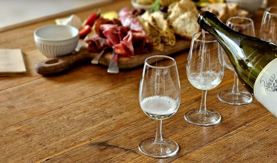 Melbourne: Boutique Phillip Island Wine, Dine & Penguin Tour - San Remo and Cowes: seaside breaks with real chances to look around