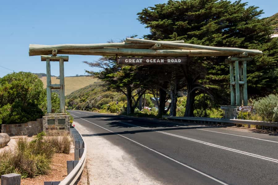 Melbourne: Great Ocean Road, 12 Apostles & Rainforest Tour - Colac break and the drive back into Melbourne life