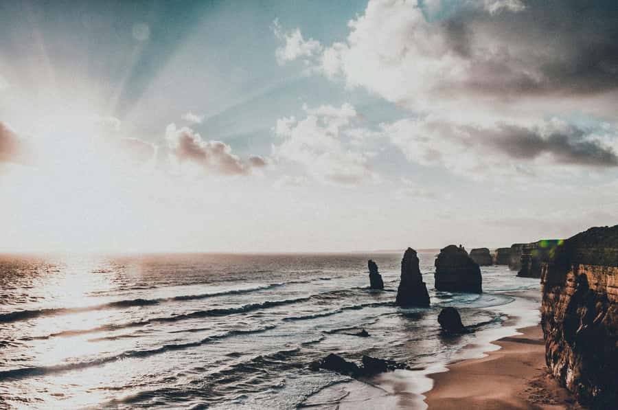 Melbourne: Great Ocean Road Adventure with Iconic Stops - Split Point Lighthouse and Memorial Arch: the meaningful start