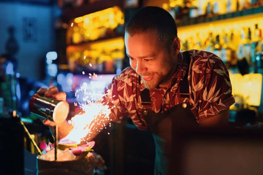 Melbourne: Laneway Bar Tour Where Locals Drink - The guide: the difference between facts and a great night