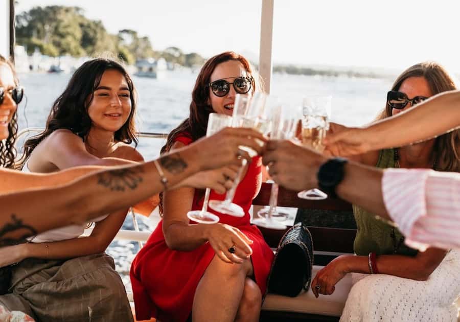 Noosaville: Noosa River Sunset Cruise - Drinks and snacks onboard: how to set yourself up for comfort