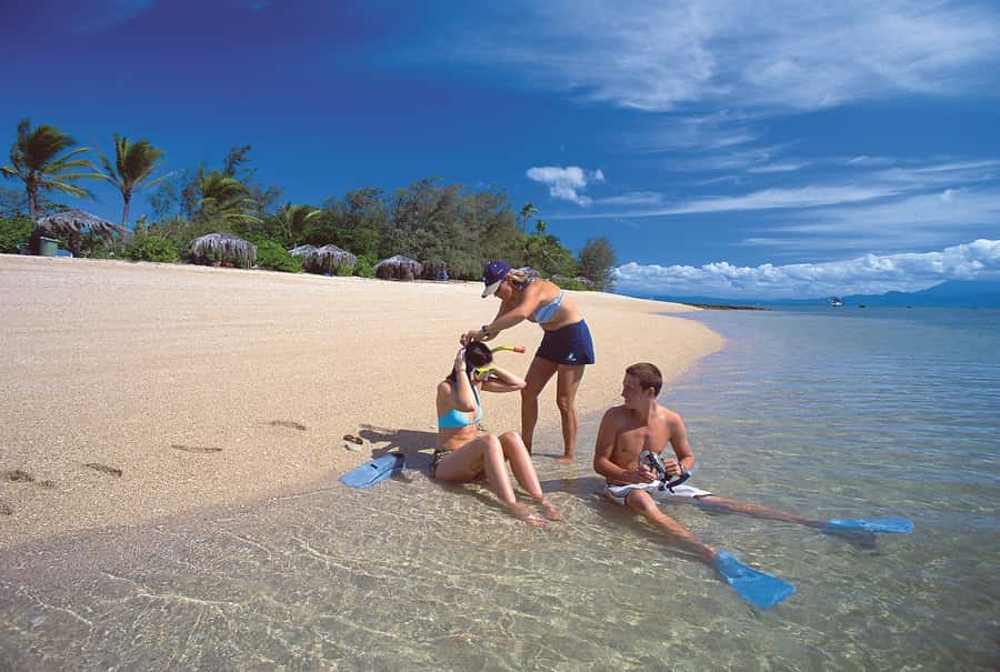 Port Douglas: Low Isles Afternoon Cruise on Luxury Catamaran - Afternoon tea, scones, and the slow-burn build to sunset