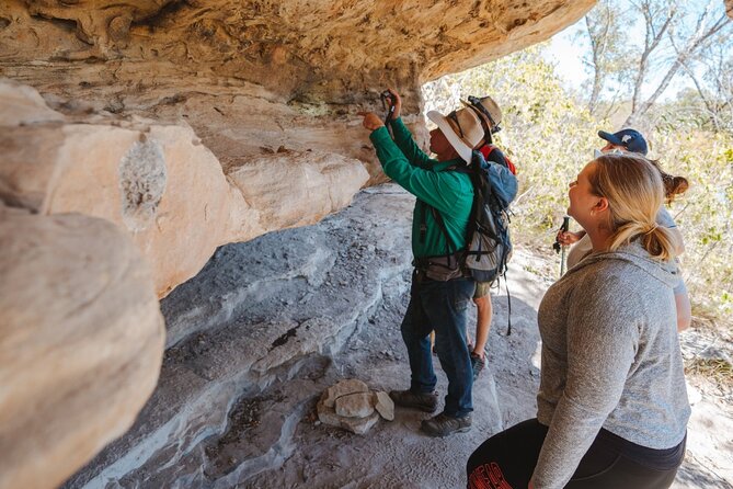 Roma: Lost World Carnarvons (Wallaroo) Day Tour - Rainbow Cave rock art: seeing ancient meaning in the right order