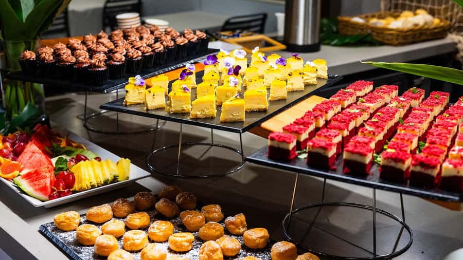 Surfers Paradise: Buffet Dinner Sightseeing Cruise - Drinks onboard: what’s included, what you’ll pay for