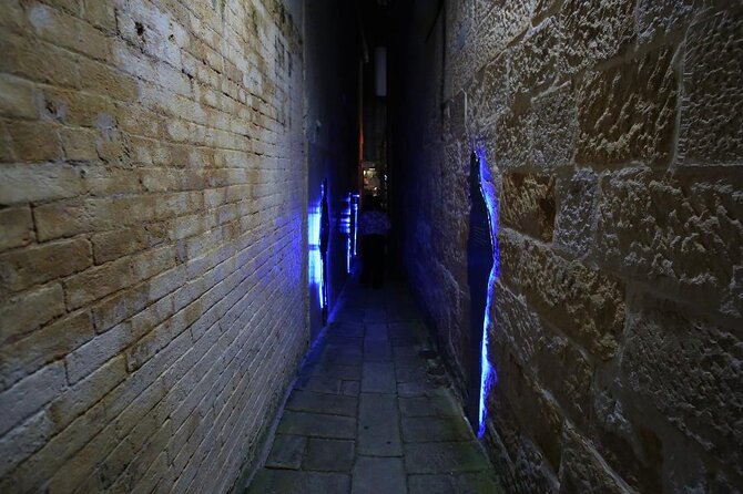 Sydney Ghost Walking Tour - Photo stops and dark lanes, what to watch for