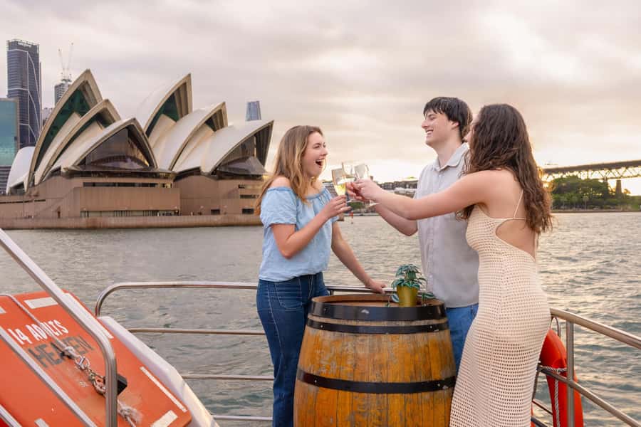 Sydney: Golden Glow Sunset Harbour Cruise with 1 Drink - Timing Your Evening: 90 Minutes That Fits Before or After Dinner