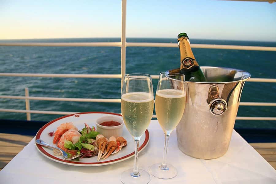 Sydney Harbour: 3-Hour Lunch Cruise with Live Music - Lunch for 75 minutes: seafood and carvery that actually fills you up