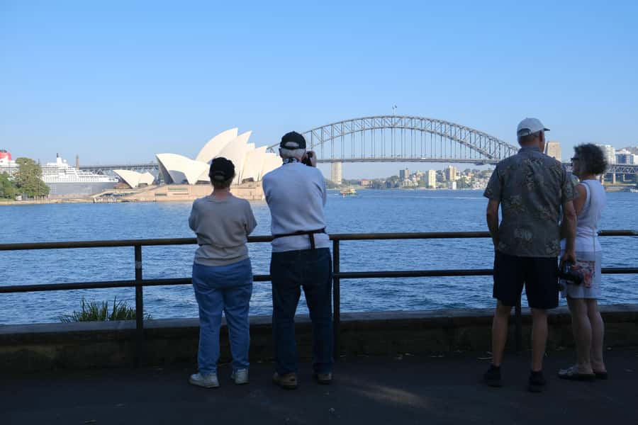 Sydney Harbour to Bondi: Small Group Half–Day Experience - Shopping spine stops: QVB and Centrepoint without the hard sell