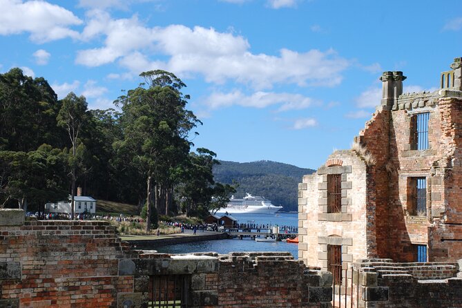 Tasmania 8 Day - Tour in Circle - East Coast Nature Stops: Blowholes, Bay of Fires, Oysters, and Dairy