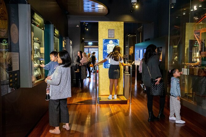 The Perth Mint Gold Tour - Nugget gallery: Normandy Nugget and the scale of gold finds