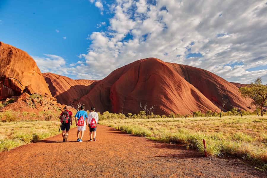 Uluru: Guided Walking Tour at Sunrise with Light Breakfast - How guides shape the tour, and what that means for your experience