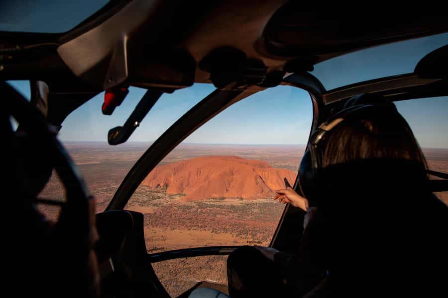Yulara: Uluru & Kata Tjuta 25-Minute Helicopter Experience - Your pilot and the onboard experience: safety, humor, and good viewing
